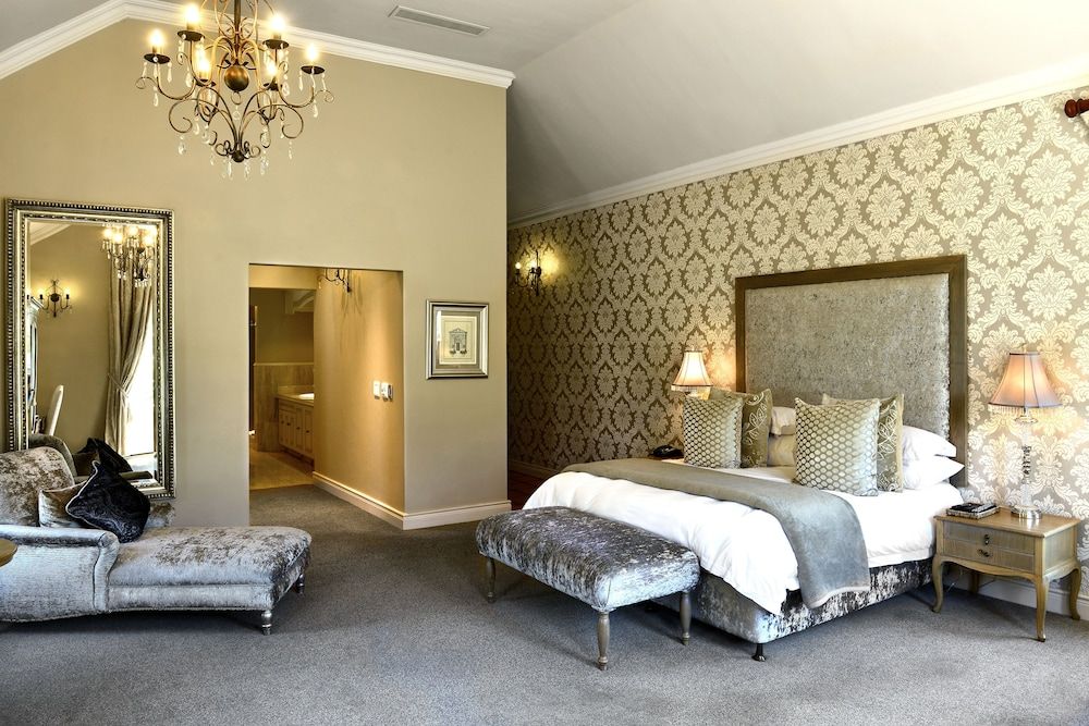 L'ermitage - Franschhoek Chateau & Villas Honeymoon Suite, Lake View