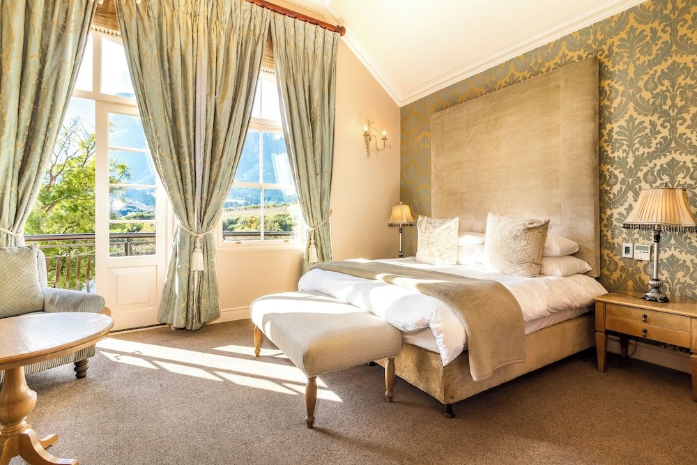 L'ermitage - Franschhoek Chateau & Villas Honeymoon Suite, Lake View 4