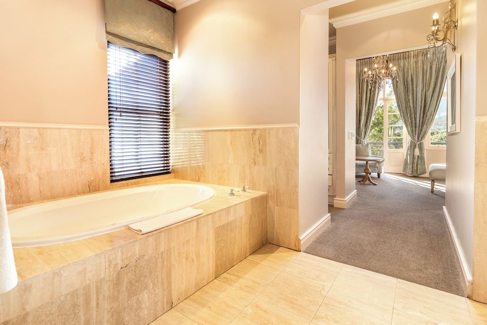 L'ermitage - Franschhoek Chateau & Villas Honeymoon Suite, Lake View 10