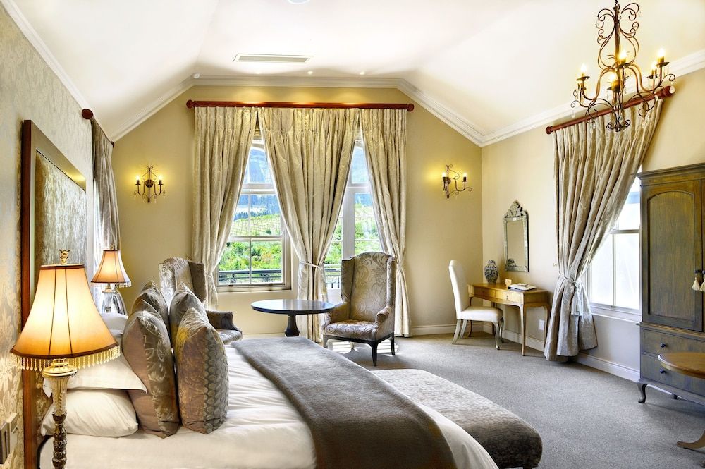 L'ermitage - Franschhoek Chateau & Villas Honeymoon Suite, Lake View 3