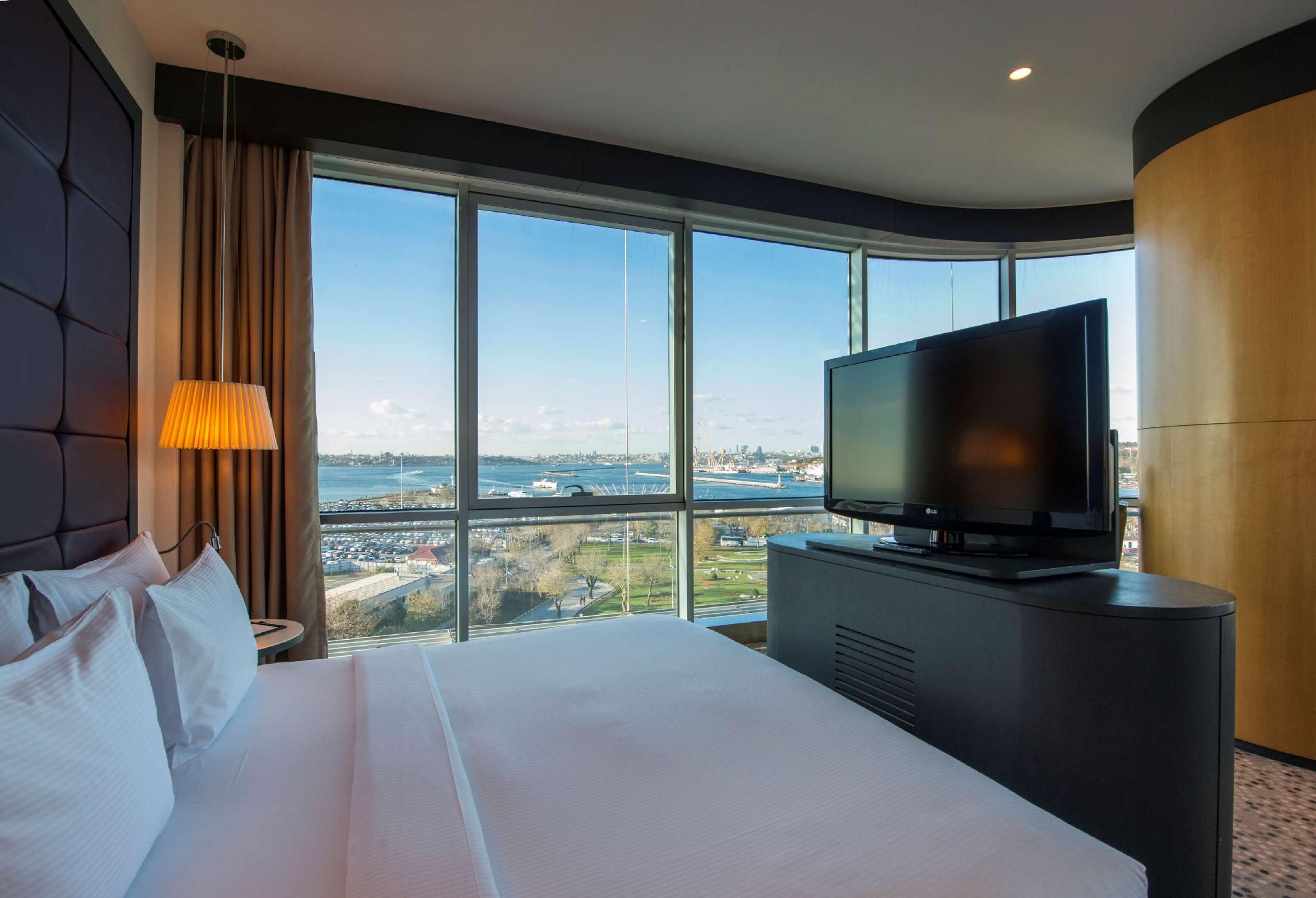 KING CORNER ROOM WITH JACUZZI AND SEA VIEW