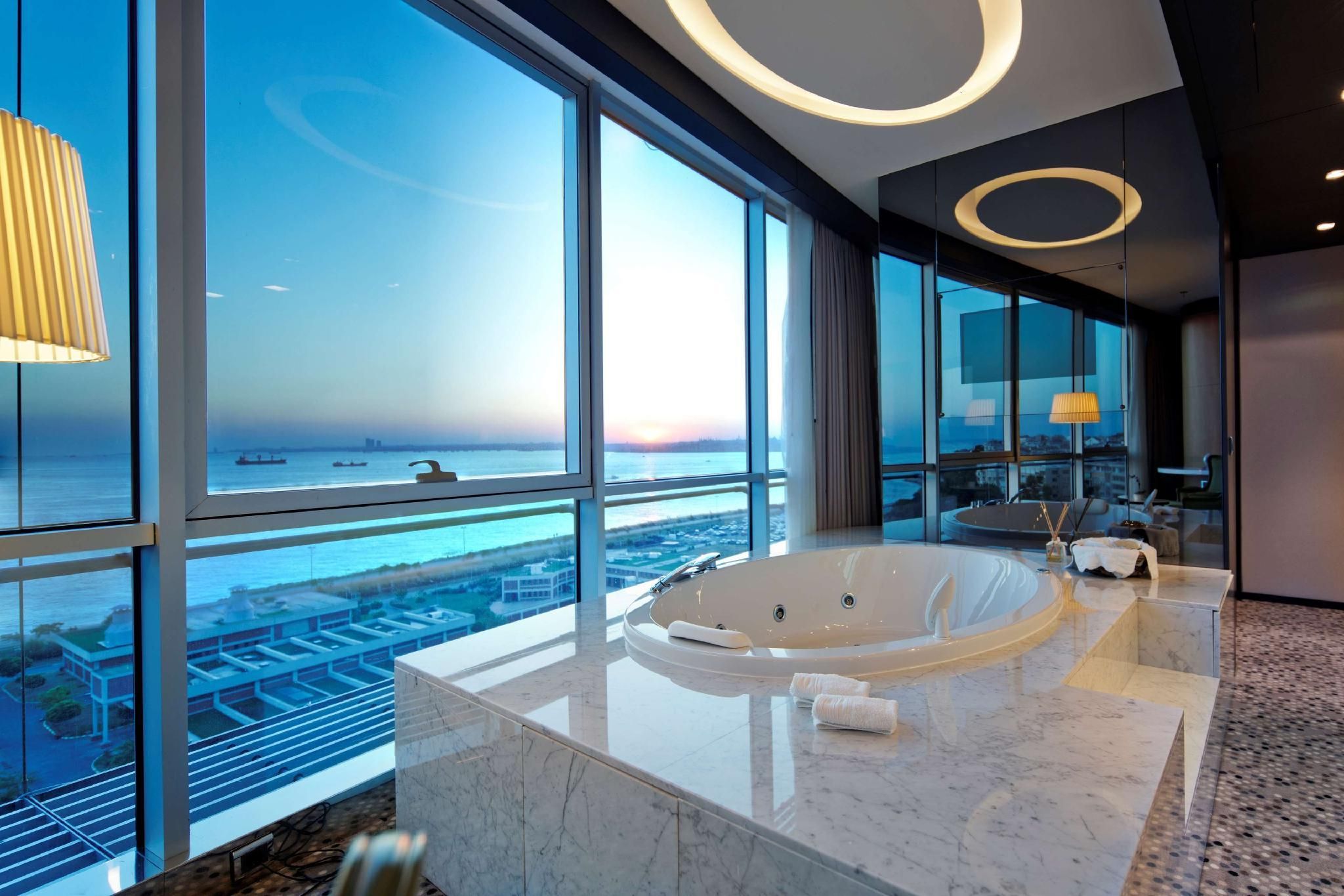 PRESIDENTIAL SUITE WITH JACUZZI AND SEA VIEW