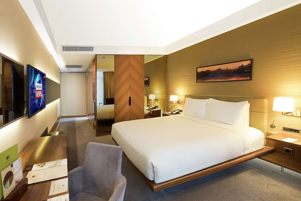 Room, 1 King Bed, Corner