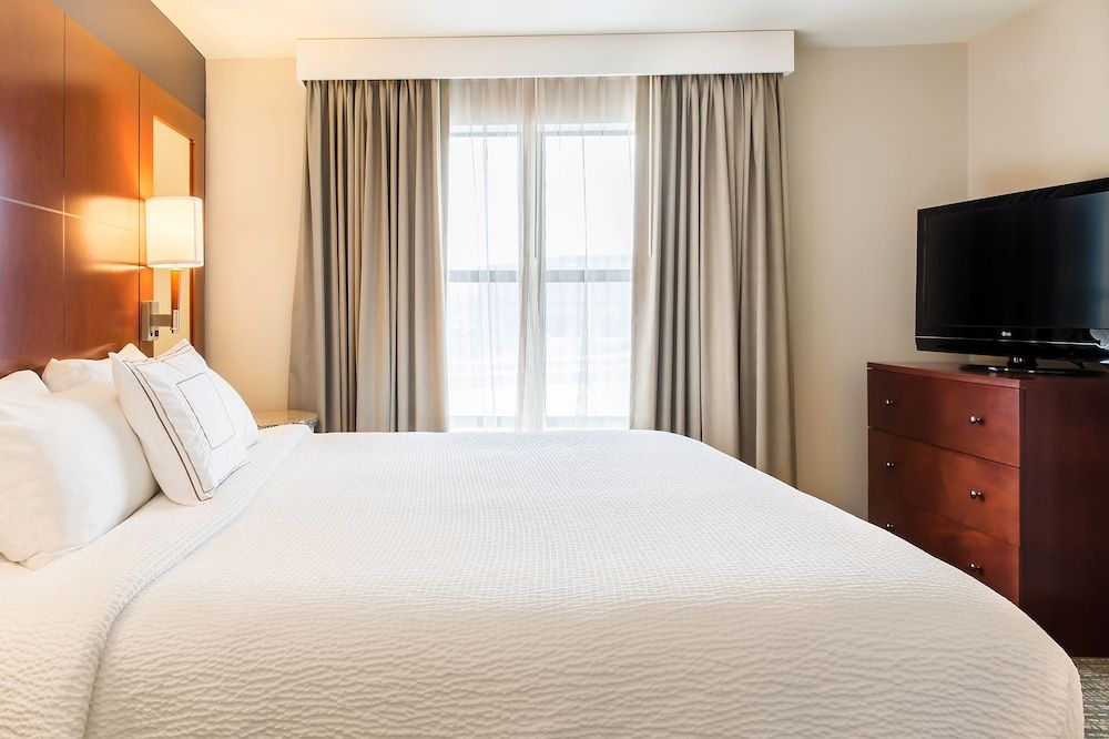 Suite, 2 Bedrooms (Mobility/Hearing Access, Roll-In Shwr)