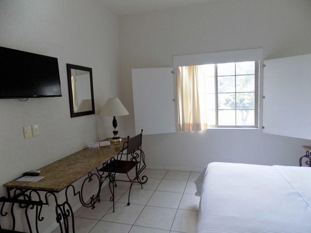 Hotel Las Palomas Tepic Express Standard Room, 1 King Bed, Non Smoking 4