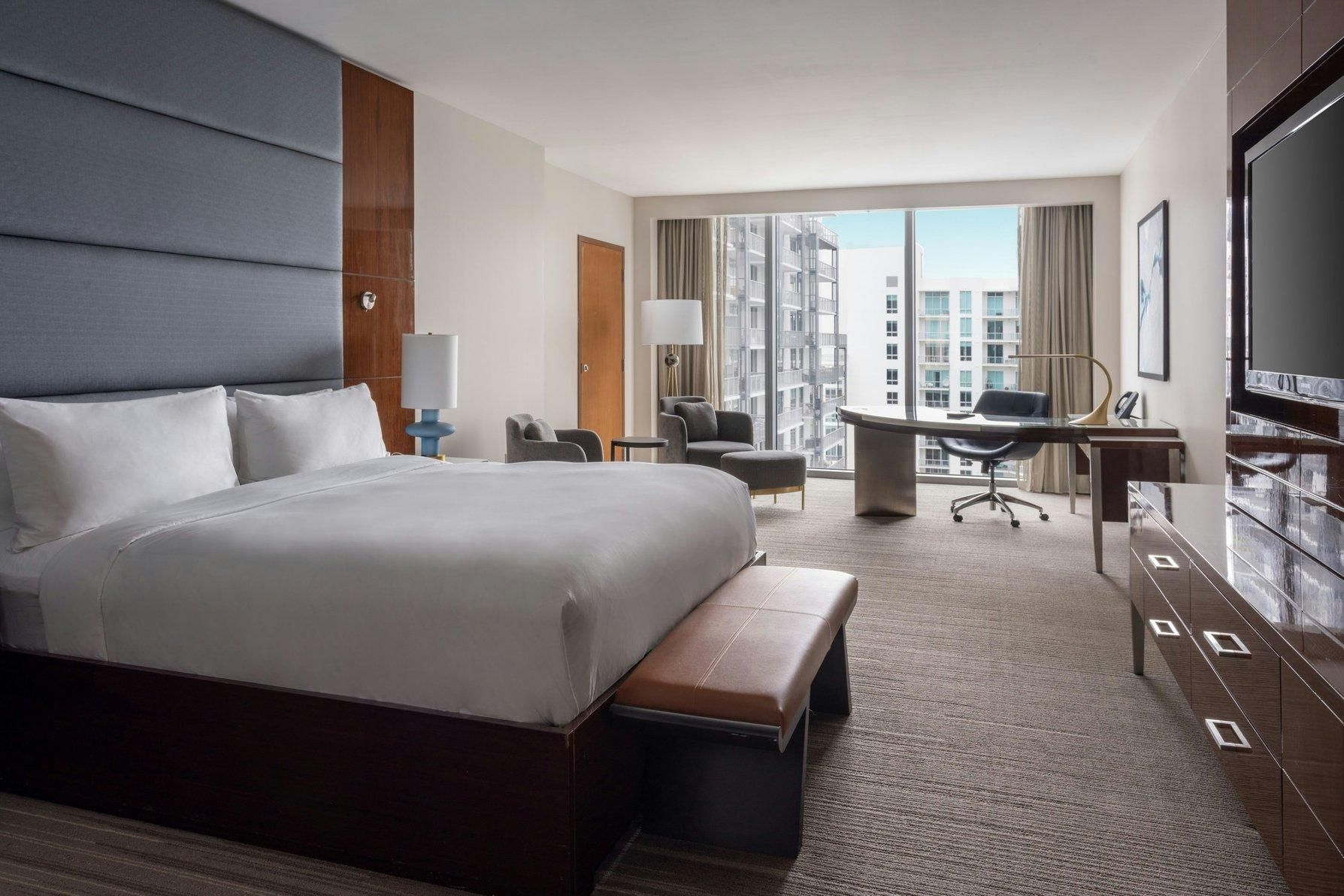 Concierge lounge access, Guest room, 1 King, City view