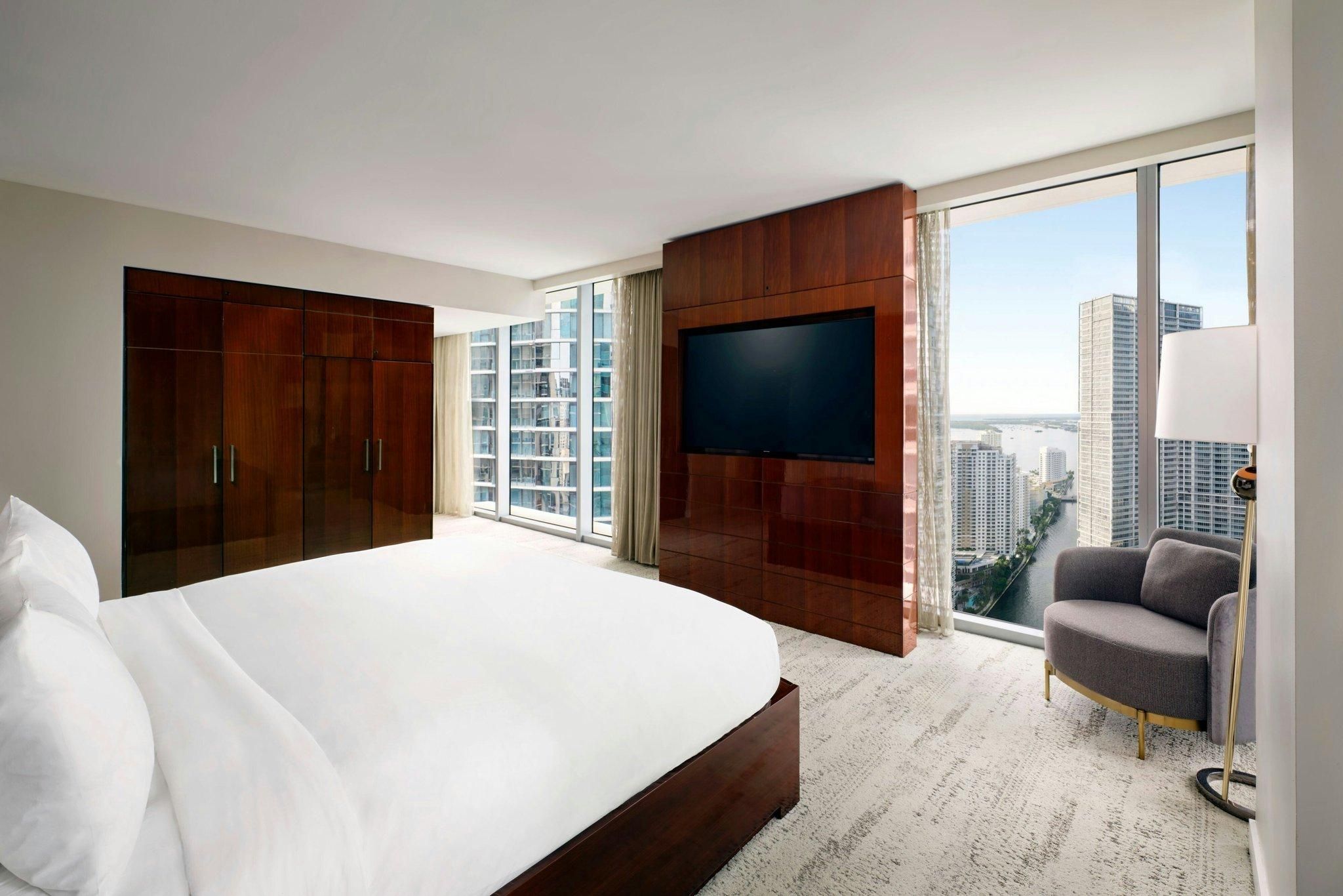 1 Bedroom Suite, 1 King, Corner room
