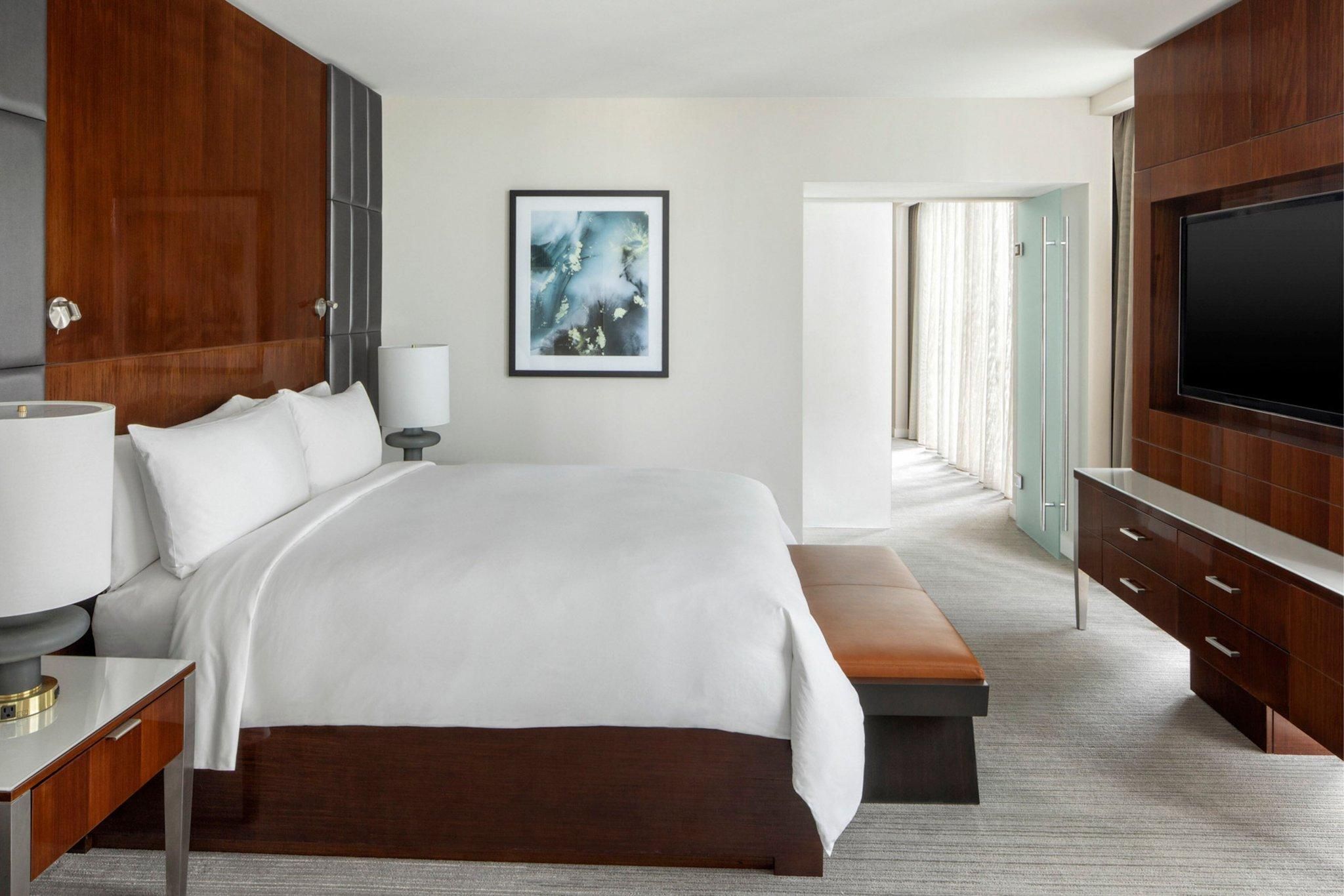 1 Bedroom Executive Suite, 1 King, City view