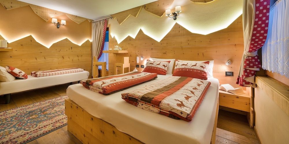 Hotel Astra Superior Room, Jetted Tub, Mountain View 3