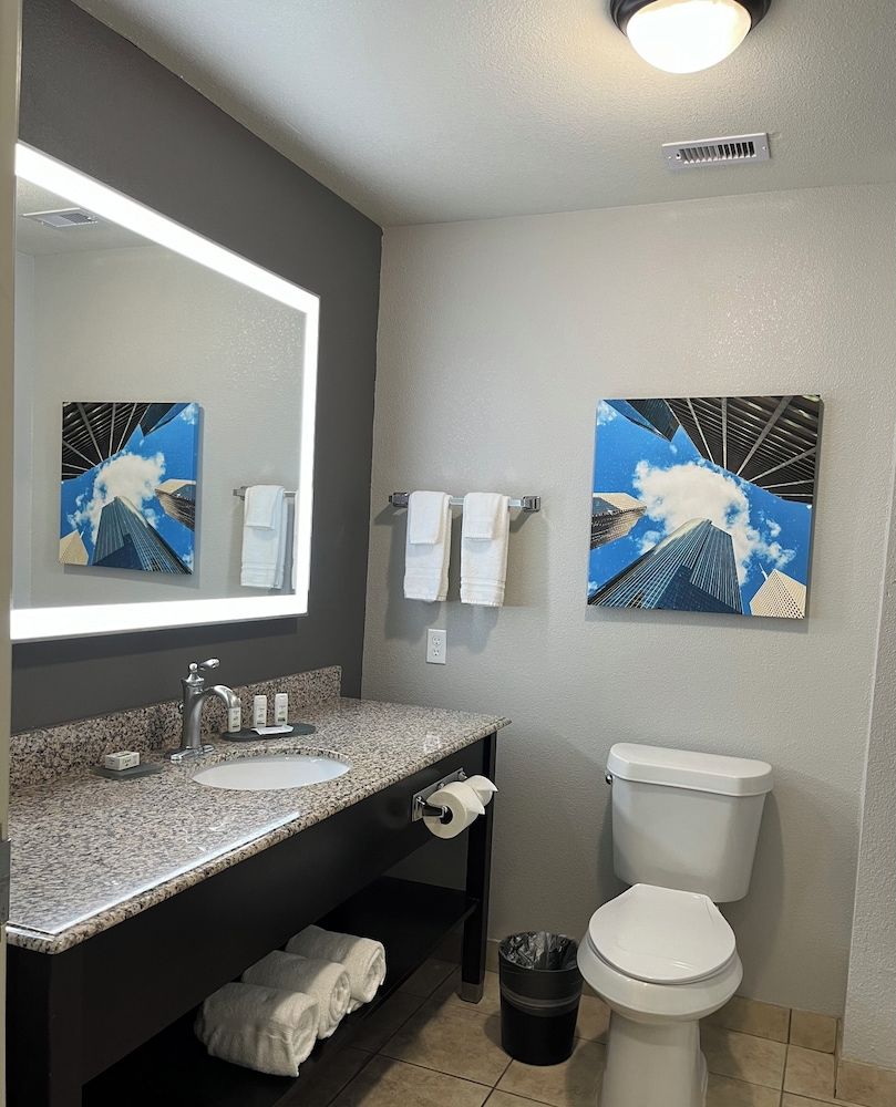 La Quinta Inn & Suites by Wyndham Houston Energy Corridor Room, 1 King Bed, Non Smoking 6