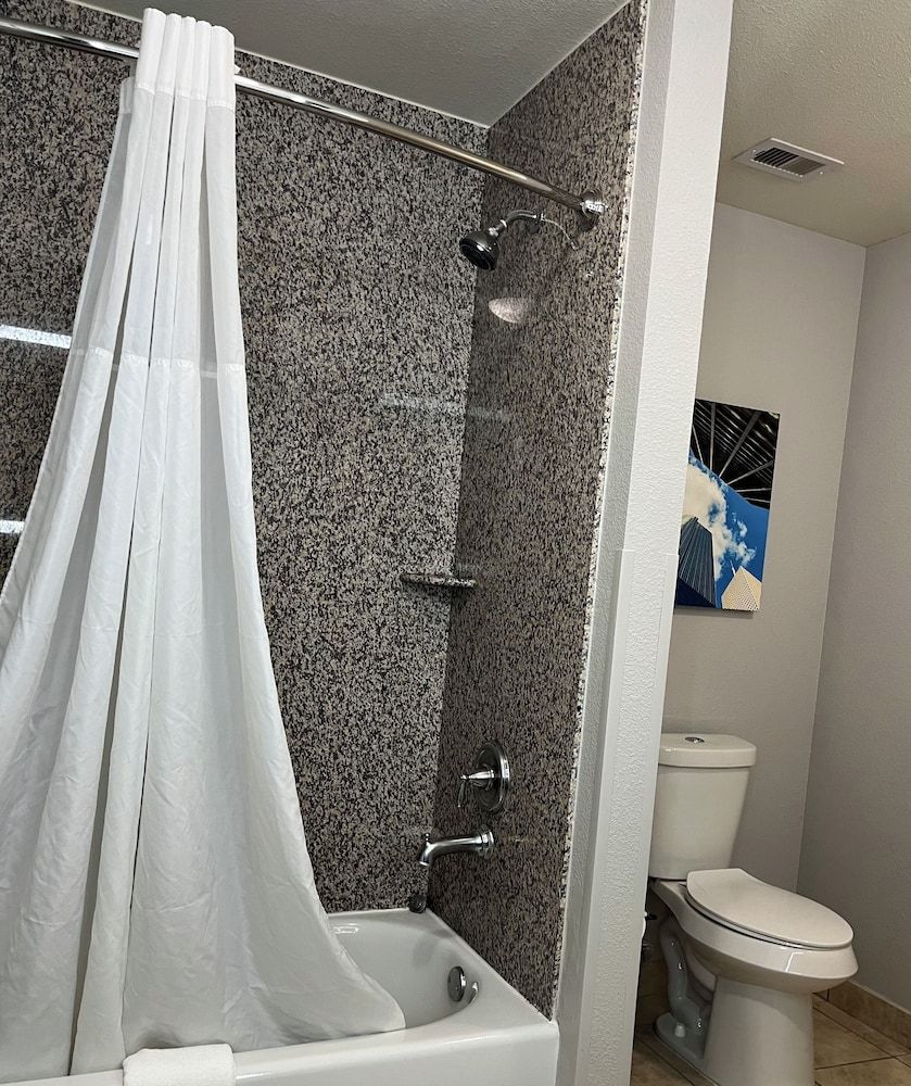 La Quinta Inn & Suites by Wyndham Houston Energy Corridor Room, 1 King Bed, Non Smoking 5