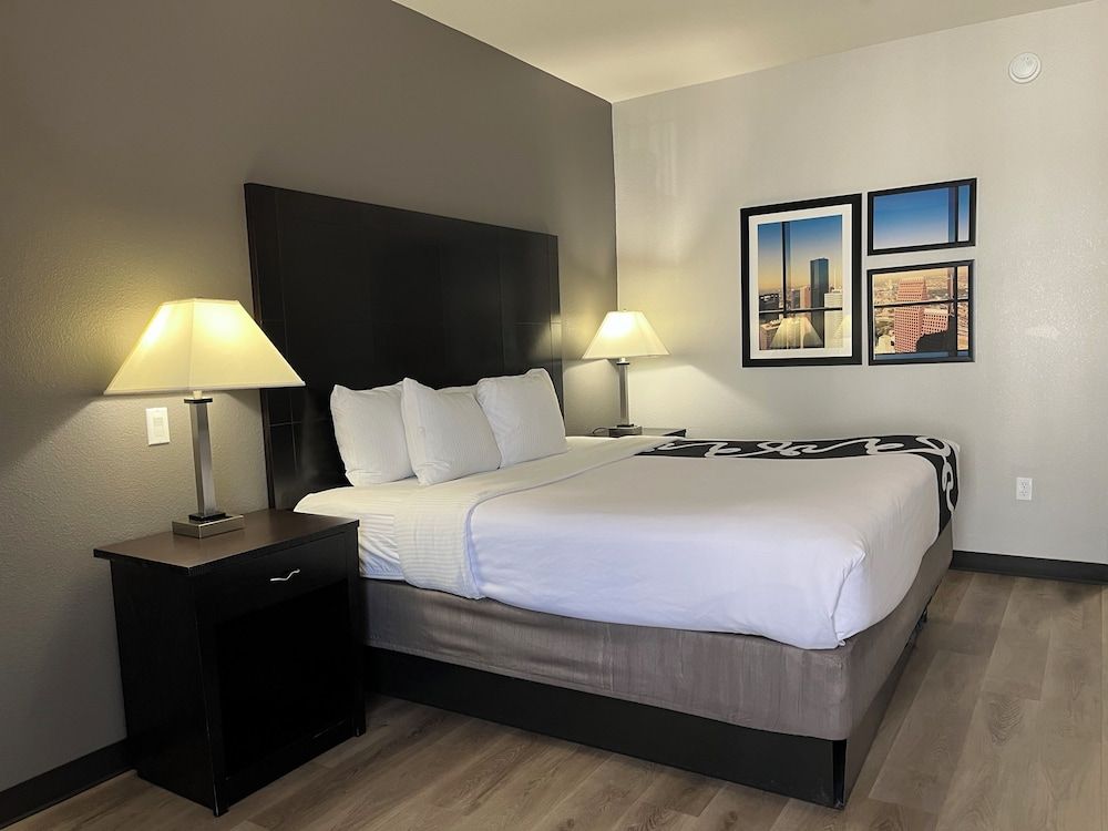 La Quinta Inn & Suites by Wyndham Houston Energy Corridor Room, 1 King Bed, Non Smoking 2
