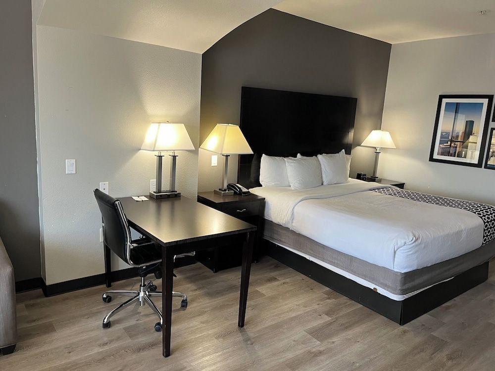 La Quinta Inn & Suites by Wyndham Houston Energy Corridor Room, 1 King Bed, Non Smoking 3
