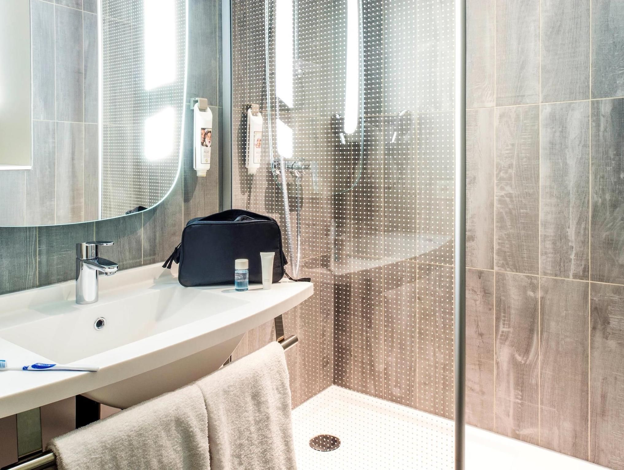 ibis Paris Gare du Nord Chateau Landon 10ème Hotel Standard Room with twin beds 3