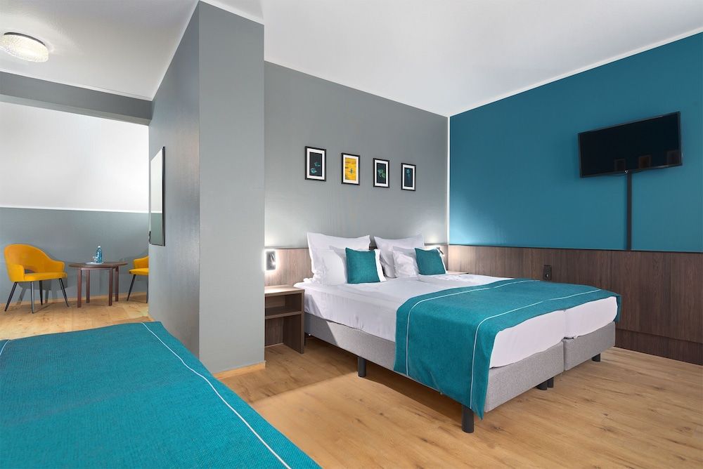 Trip Inn City Hotel Krefeld Standard Family Room 4