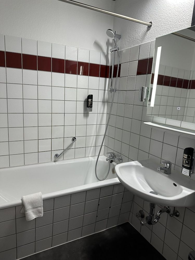 Trip Inn City Hotel Krefeld Standard Family Room 9