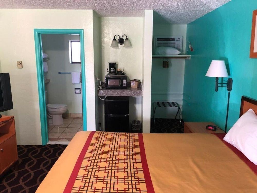 Klamath Motor Lodge Standard Room 4