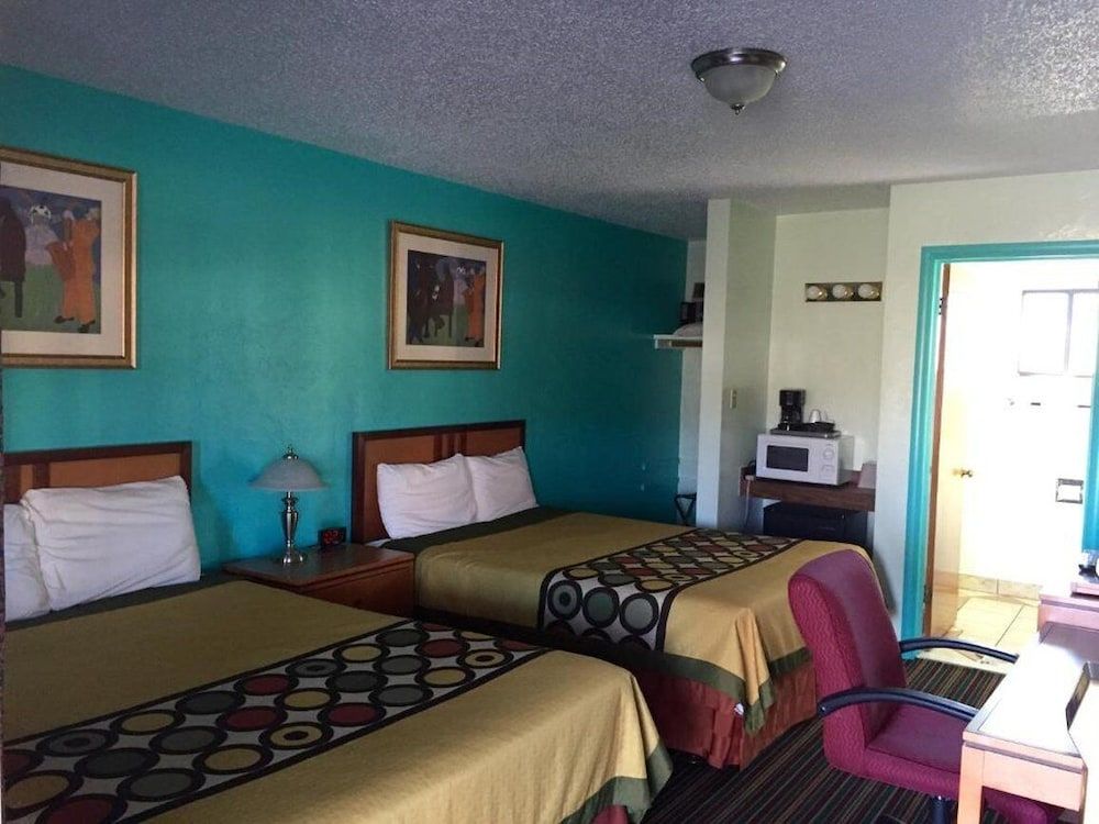 Klamath Motor Lodge Standard Room, 2 Queen Beds 9