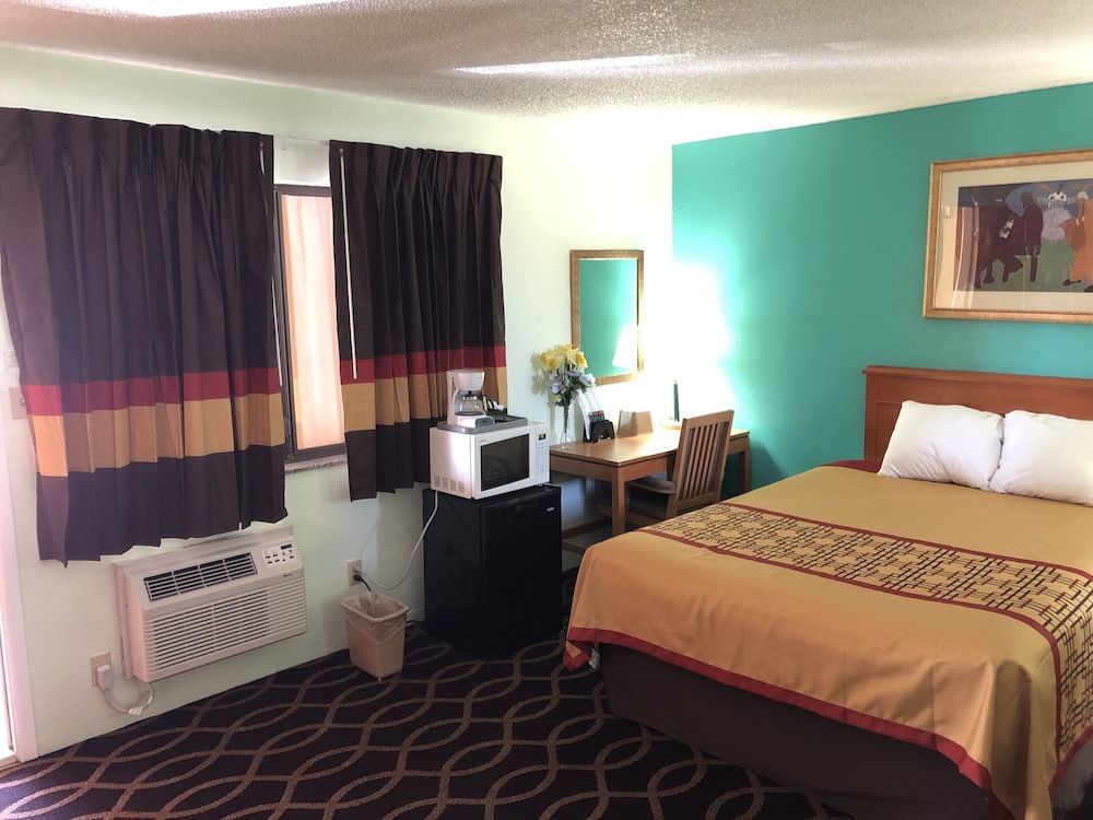 Klamath Motor Lodge Standard Room, 2 Queen Beds 5