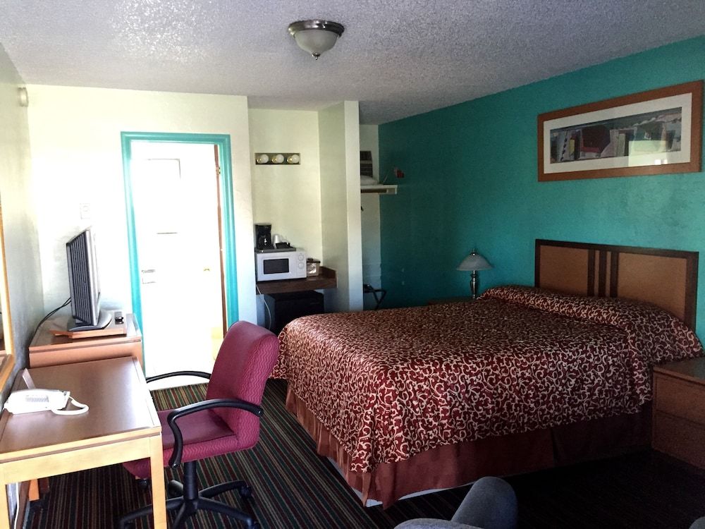 Klamath Motor Lodge Standard Room 2