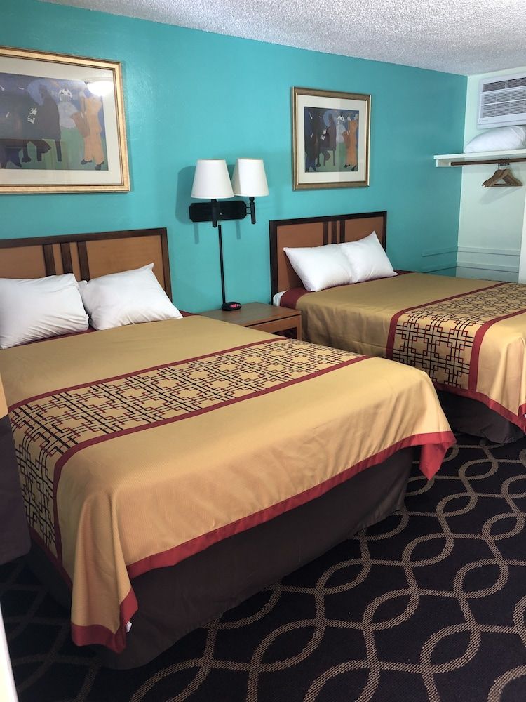 Klamath Motor Lodge Standard Room, 2 Queen Beds 8
