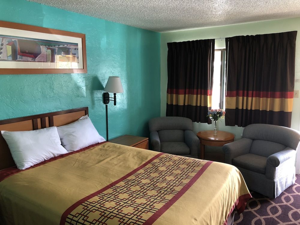 Klamath Motor Lodge Standard Room 3