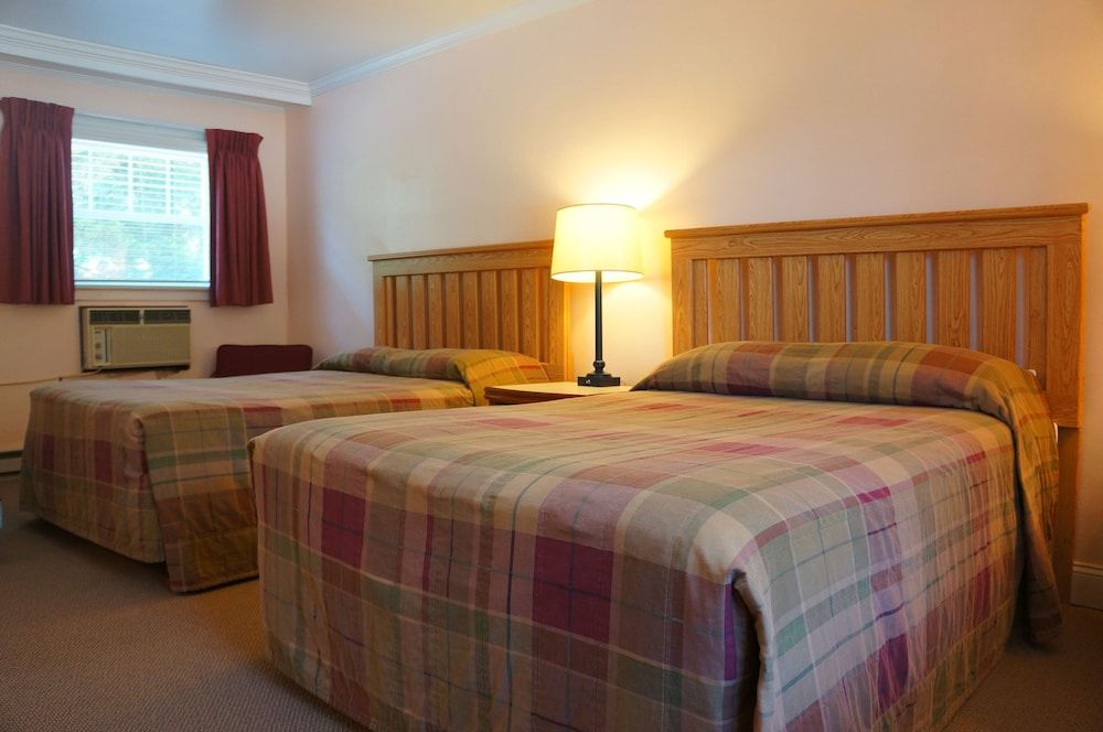 Hyland Motor Inn Basic Room, 2 Double Beds, Refrigerator & Microwave 2