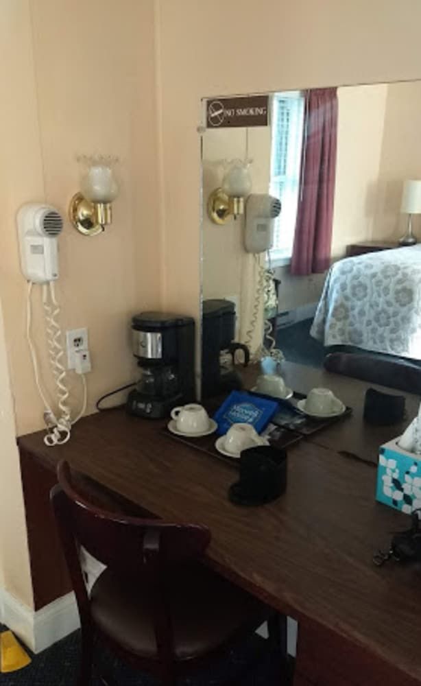 Hyland Motor Inn Basic Room, 1 King Bed, Refrigerator & Microwave 3