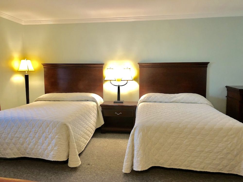 Hyland Motor Inn Basic Room, 2 Double Beds, Refrigerator & Microwave 5