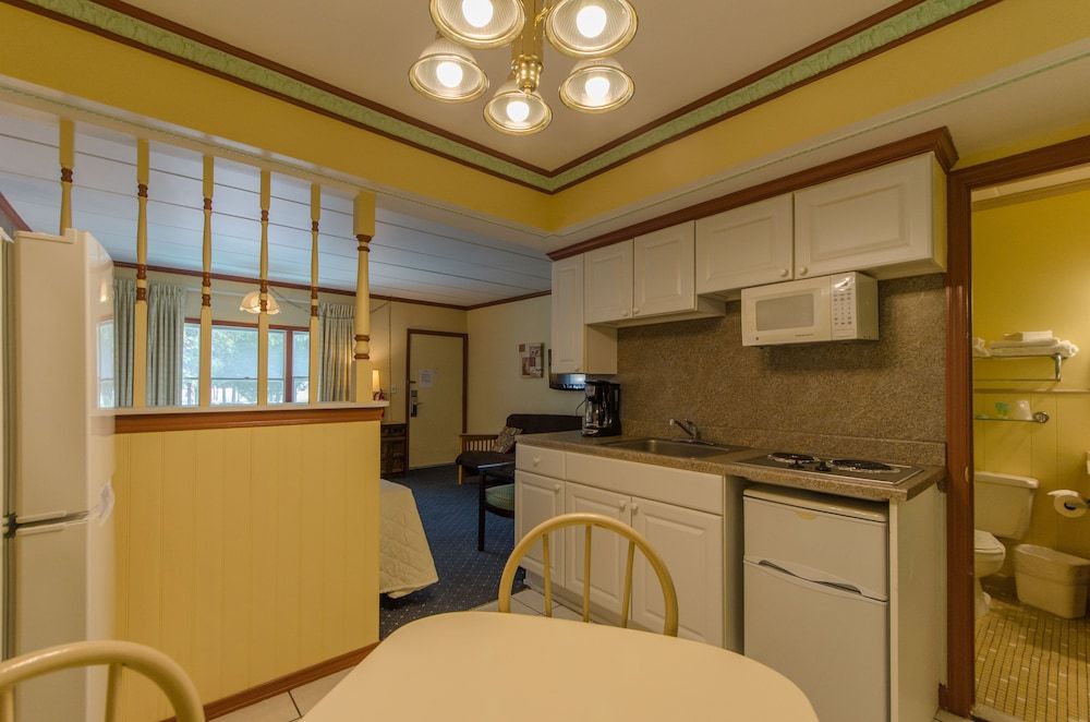 Hyland Motor Inn Deluxe Studio, Kitchen 8