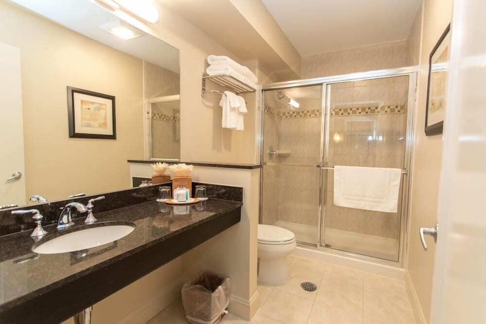 American Hotel Standard Double Room, 2 Double Beds 5