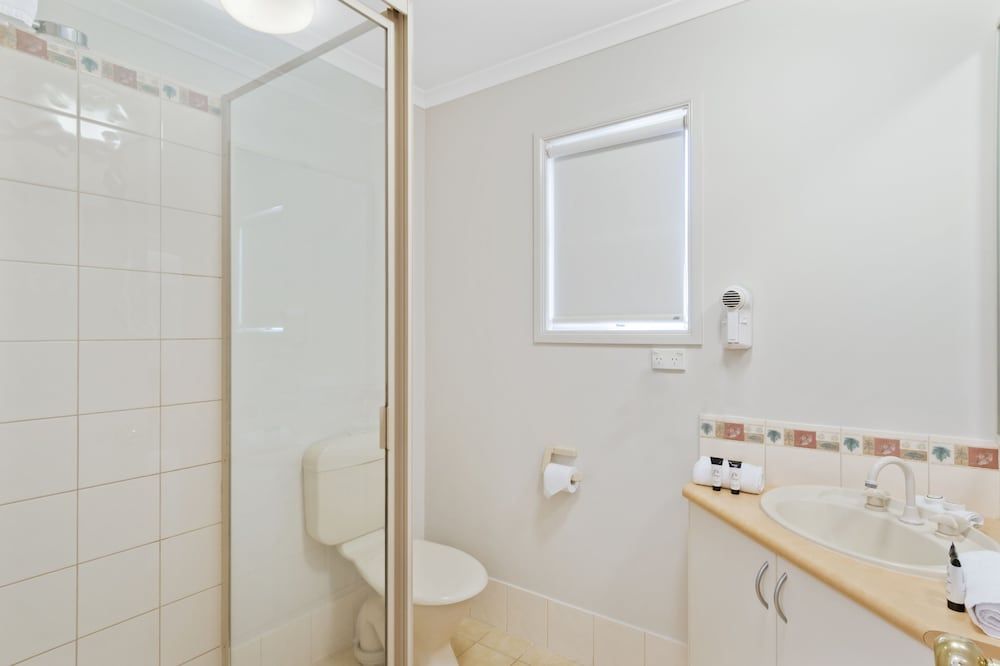 Discovery Parks - Woodman Point Standard 1 Bedroom Cabin 2