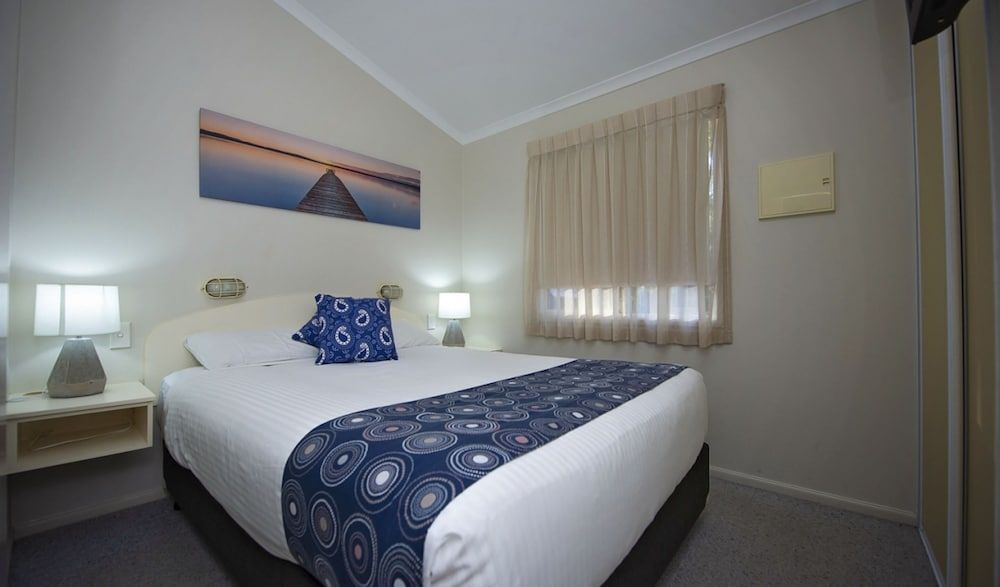 Discovery Parks - Woodman Point Standard 1 Bedroom Cabin