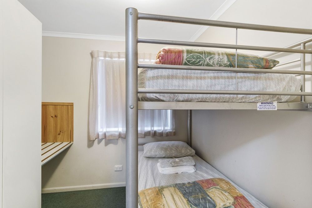 Discovery Parks - Woodman Point Superior 2 Bedroom Cabin - Sleeps 4