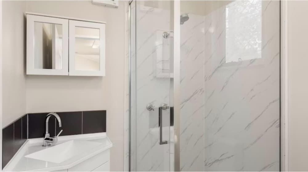 Discovery Parks - Pilbara, Karratha Superior 2 Bedroom Cabin - S4 (2 Queens) 4