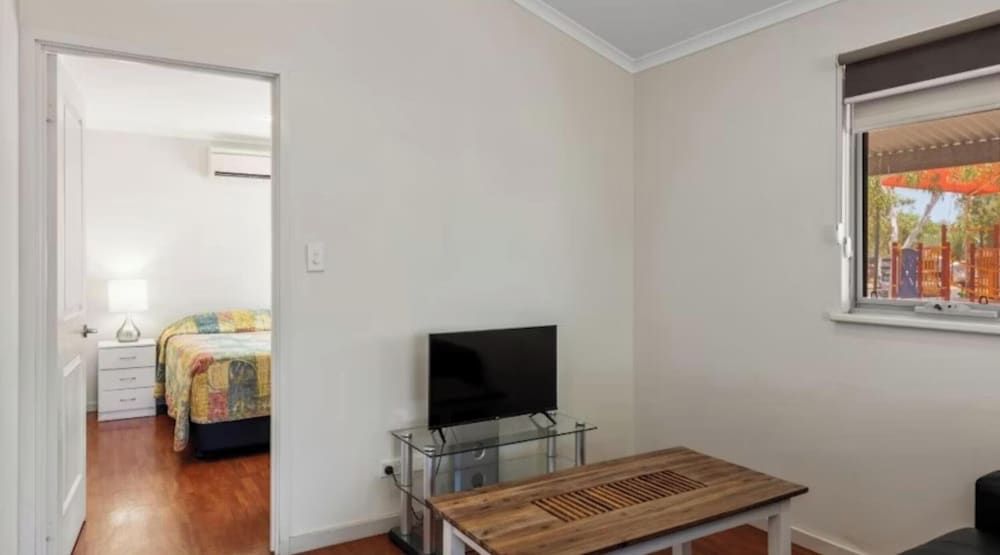 Discovery Parks - Pilbara, Karratha Deluxe 1 Bedroom Cabin 5