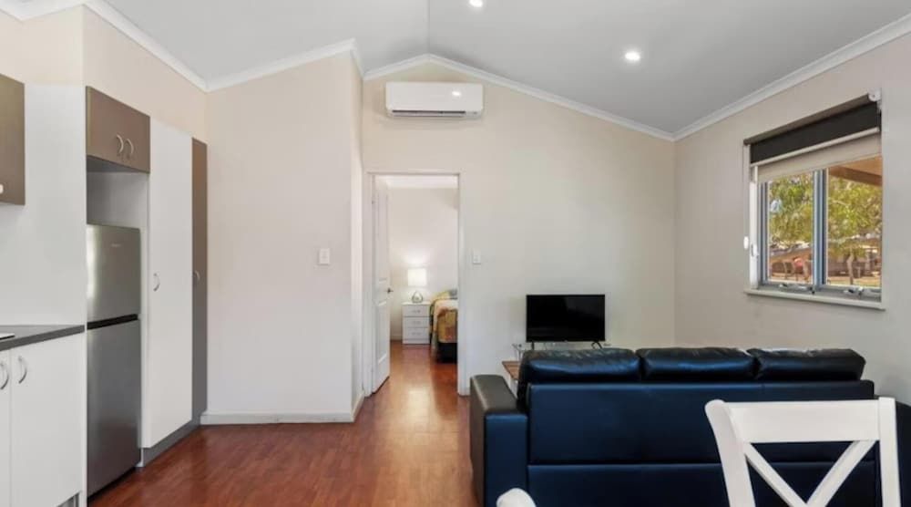 Discovery Parks - Pilbara, Karratha Deluxe 1 Bedroom Cabin 6