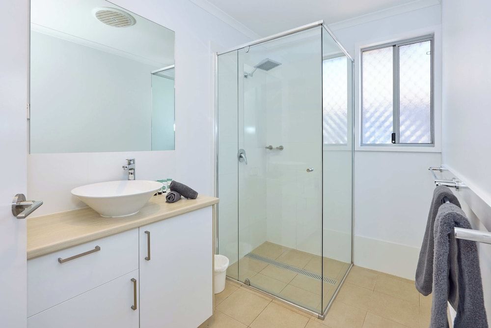 RAC Exmouth Cape Holiday Park 2 Bedrooms Pool View Cabin 5