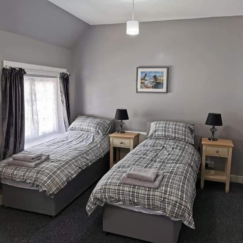 The Old Castle Twin Room, Ensuite (TWIN ROOM) 2