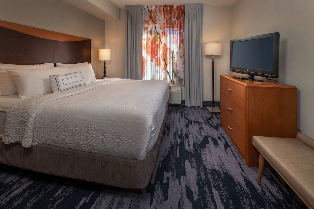 Room, 1 King Bed, City View (Mobility/Hearing Accessible, Tub)