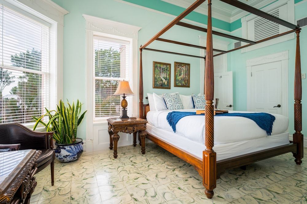 Mansion Room #202 - Ocean View - Adults Only