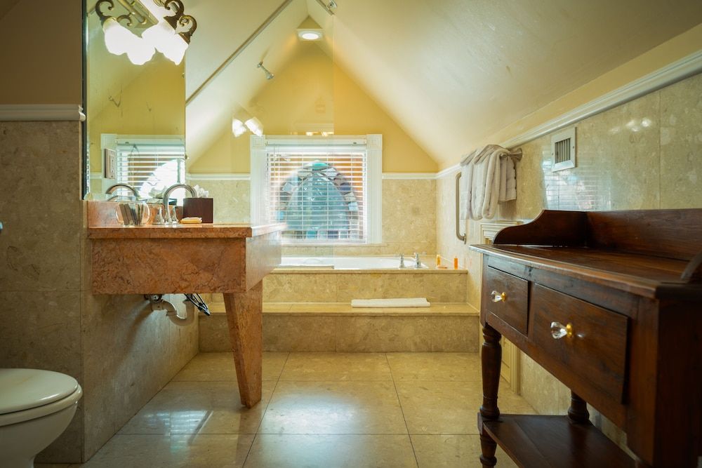 Mansion Room #302 - Oceanview - 1 King Bed - Adults Only