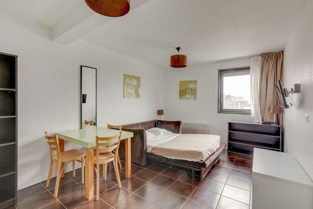 APARTMENT (SINGLE BEDS AND SOFA BED)