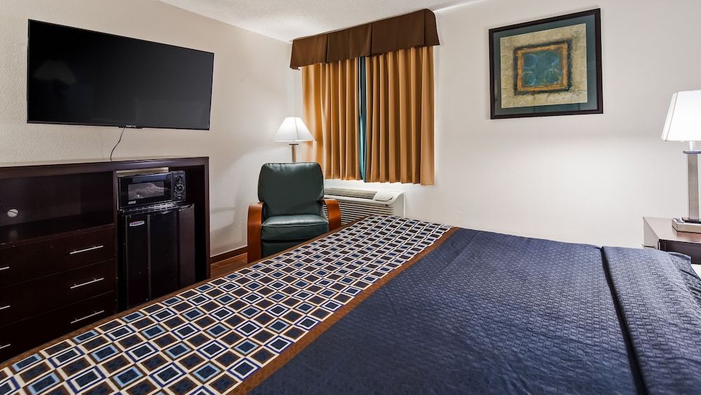 Suite, 1 King Bed, Accessible, Bathtub (with Sofabed)
