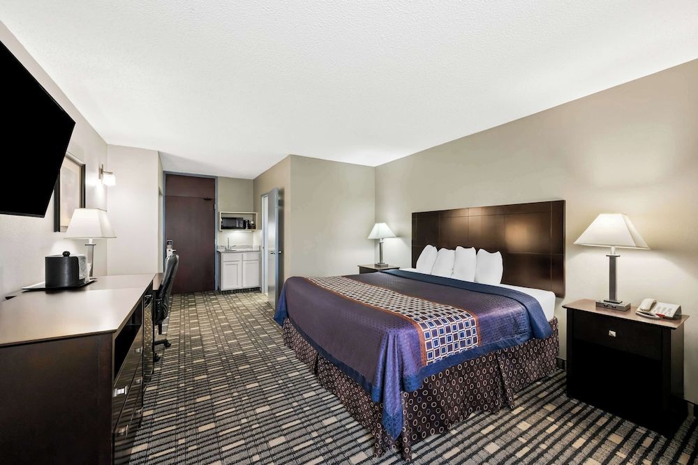 Standard Room, 1 King Bed, Accessible, Bathtub