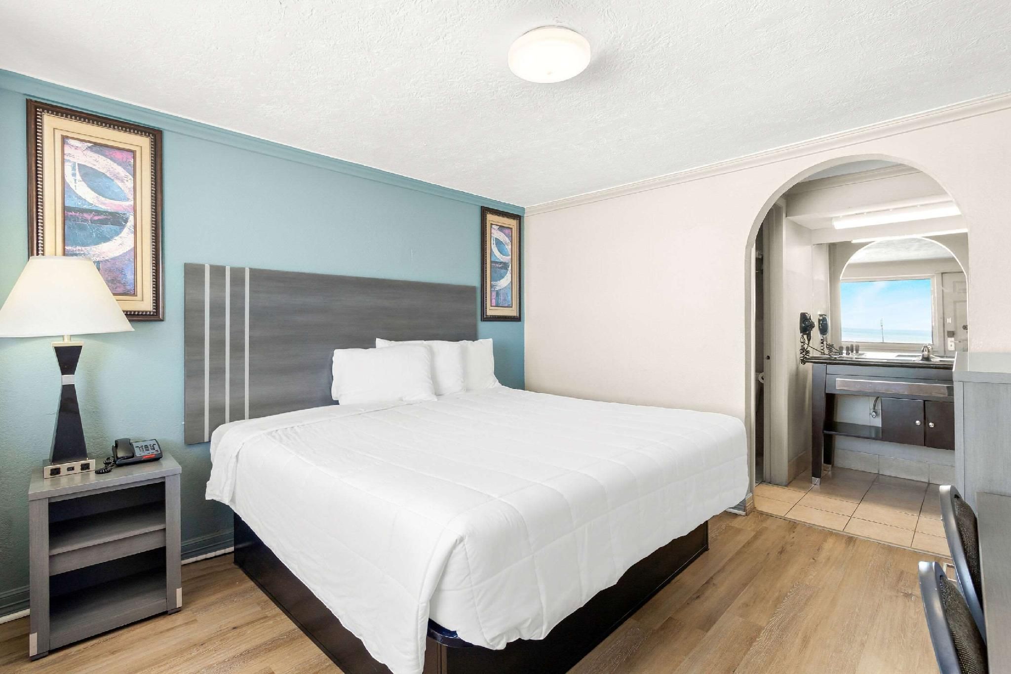 1 King Bed, Nonsmoking