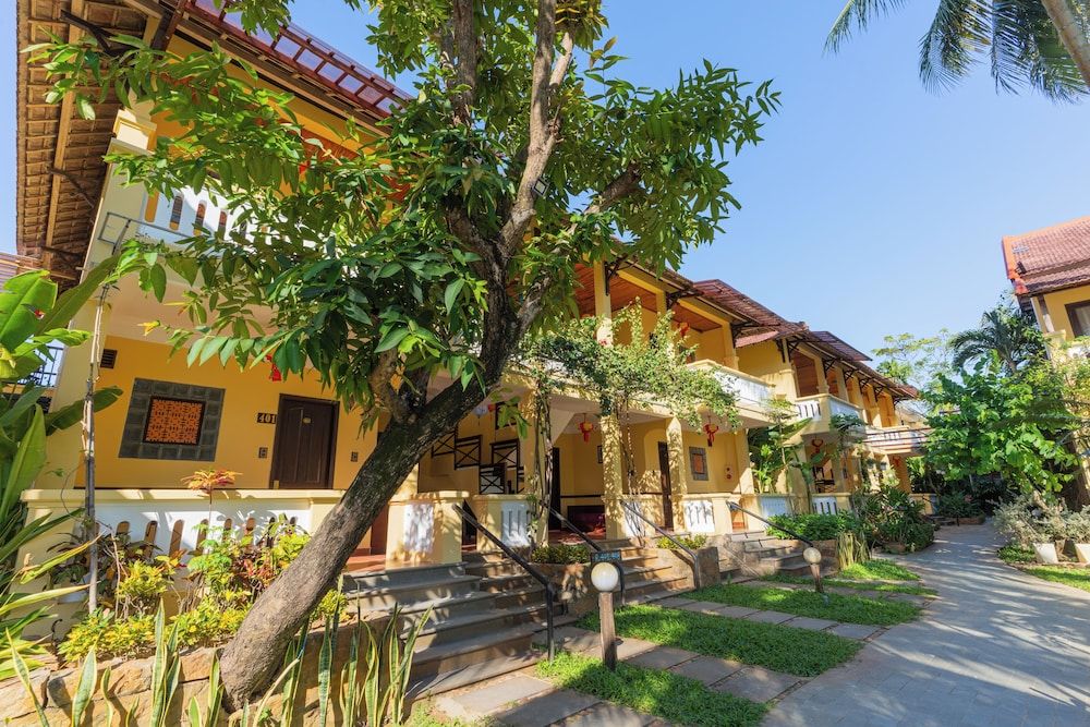 undefined Vinh Hung Riverside Resort & Spa 3