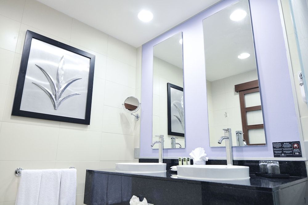 Hotel Riu Plaza Panama Deluxe Family King Room 5