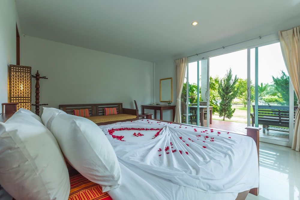 Nakakiri Resort & Spa Deluxe Villa, 1 King Bed, Non Smoking, Pool View 2