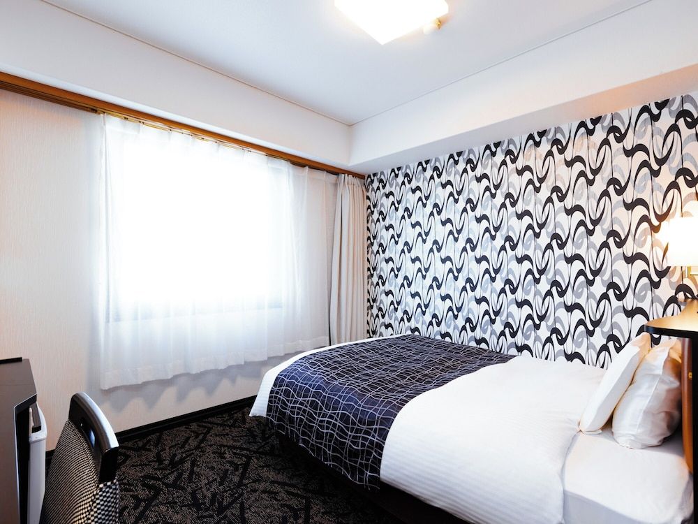 Basic Single Room, 1 Large Twin Bed, Smoking